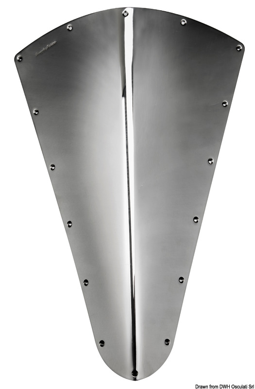 Scudo di prua in acciaio inox AISI316 lucidato a specchio, forato e svasato.Fornito con una pre-piega, si adatta alle diverse forme di prua delle barche quando viene installato.Resistente agli urti, anche più violenti, con spessore maggiorato.