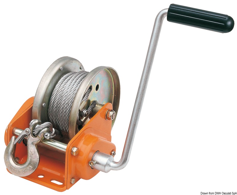 Il meccanismo autobloccante (agisce con un carico minimo di 25 kg) permette di usare il verricello in tutta sicurezza. Nessun ingranaggio esterno. Carcassa in acciaio zinco-cromato e verniciato con polveri epossidiche.
