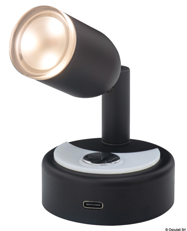 Completo di presa USB-C, 2 A.Interruttore touch ON-OFF con luce blu notturna e dimmer per regolare l'intensità luminosa.Materiale: alluminio con finitura tipo acciaio inox satinato.
