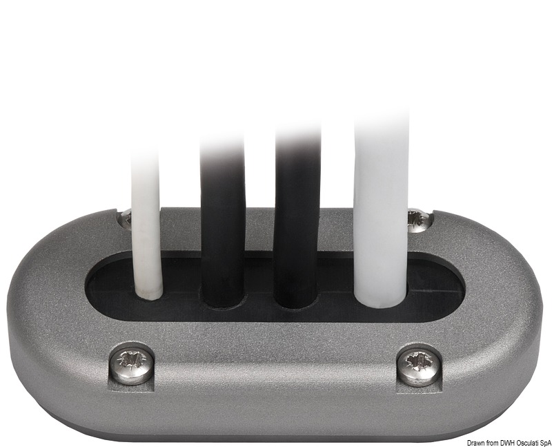 Ideato per accettare cavi multipli di vari diametri (fino a 15mm). Garantisce una perfetta impermeabilità (IP-X7) nel passaggio dei cavi.Permette il passaggio dei cavi senza smontare gli eventuali connettori terminali.Fornito con guarnizione da forare.Confezionato in pratico blister espositivo.