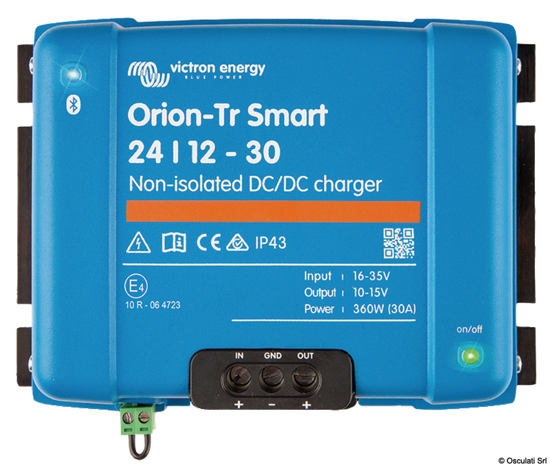 Caricatore DC a 3 stadi con Bluetooth integrato, ideale per sistemi a doppia batteria per imbarcazioni. Adatto per batterie al piombo e litio, è disponibile in modelli da 12 o 24 V e supporta fino a 400 W. Può essere monitorato e programmato tramite Bluetooth e dispone di una funzione di rilevamento motore. Può essere collegato in parallelo per incrementare la potenza di uscita.