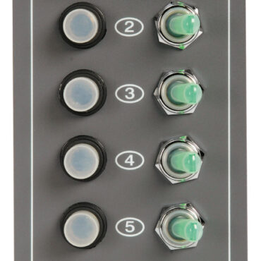 Interruttori ON-OFF tranne il primo (ON-OFF-ON) e l’ultimo (ON-OFF) con ritorno a molla per tromba.Grado protezione IP56.Interruttori a levetta luminosi. Fusibili automatici riarmabili.Pannello in alluminio verniciato con resine epossidiche.