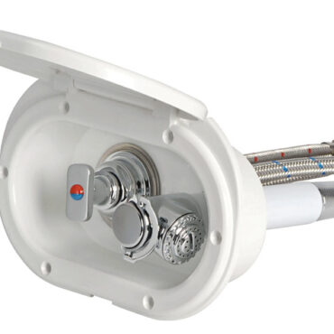 Doccia in ottone cromato, vano di alloggiamento bianco in ASA UV resistente. Completo di rubinetto miscelatore acqua calda/fredda. Montaggio in piano o a parete.