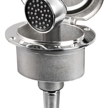 Vano doccia in acciaio inox AISI 316 con sportello autoreggente. Dotato di doccia Keji con testa maggiorata e boccola interna in gomma antivibrante.