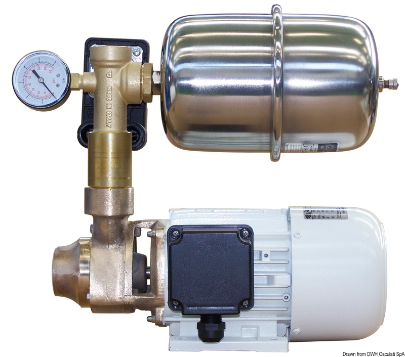 Corpo pompa in bronzo, adatta anche ad usi con acqua salata, come il lavaggio del ponte. Vaso espansione in acciaio inox. Pompa periferica, per la quale è consigliata l’installazione di valvola di non ritorno sull’aspirazione. Complete di manometro e relè.