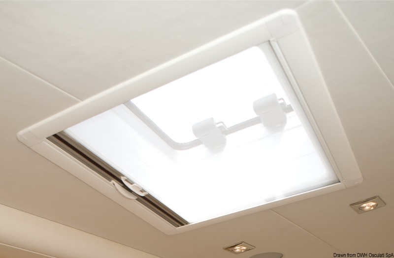 Sistema di base per boccaporti rettangolari e rotondi, installato ad incasso nel rivestimento interno della cabina e perfettamente allineato al rivestimento stesso. Tenda oscurante al 100% + zanzariera inserite in unica cassetta in alluminio rivestito in polvere di poliestere pretrattata.- Optional da ordinare separatamente: controtelaio di finitura flessibile 19.809.05/20.Su richiesta, disponibili in varie misure di serie o produzione su misura per adattarsi a qualsiasi boccaporto. Colore struttura: bianco (RAL9016), su richiesta anche beige (RAL9001).