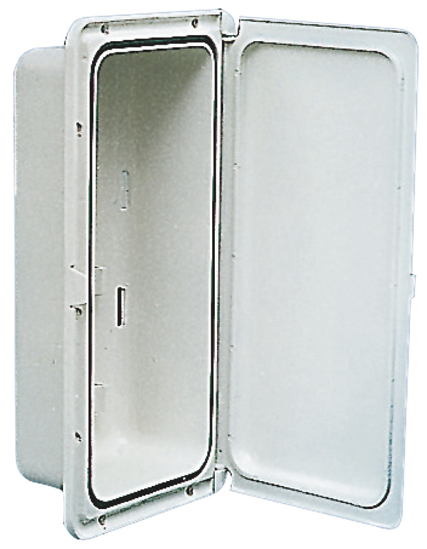 Per il design e la finitura si possono installare in qualsiasi posizione o ambiente dell’imbarcazione.Vano in polipropilene bianco con sportello di chiusura a tenuta stagna con guarnizione in neoprene. Cornice con viti a scomparsa, coperchio in policarbonato bianco resistente UV.