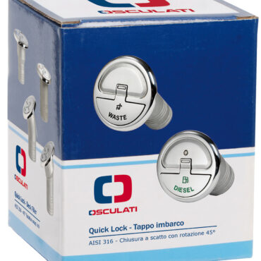 Caratteristiche tecniche: chiusura a scatto con rotazione 45°; sporgenza solo 7,7 mm; viti a scomparsa; cavetto inox di ritegno con molla; versioni fuel e diesel con attacco per cavo di massa; fabbricato in acciaio inox AISI 316 lucidato a specchio; simbologia a norme DIN.
