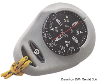 Resistente agli urti. Si porta al collo. Ideale per surf, piccole barche, come bussola di emergenza e come bussola da rilevamento essendo provvista di tacche di mira e doppia lettura frontale superiore. Rosa di 5° in 5°, sospensione a spillo, galleggiante. Modelli:-"MIZAR": con ghiera fissa-"ORION": con ghiera graduata esterna girevole