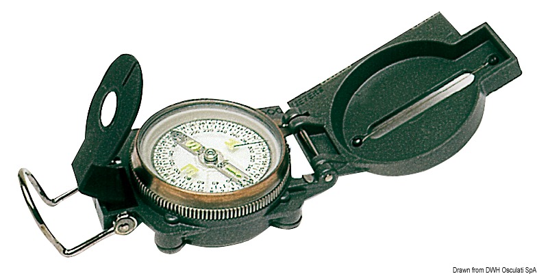 Con lente d’ingrandimento, doppia scala in gradi e rombi, stabilissima, con lettura notturna molto chiara. Con scalimetro laterale, sospensione in kerosene. Si stima il 1°, é particolarmente adatta per canotti in gomma o per piccoli scafi.