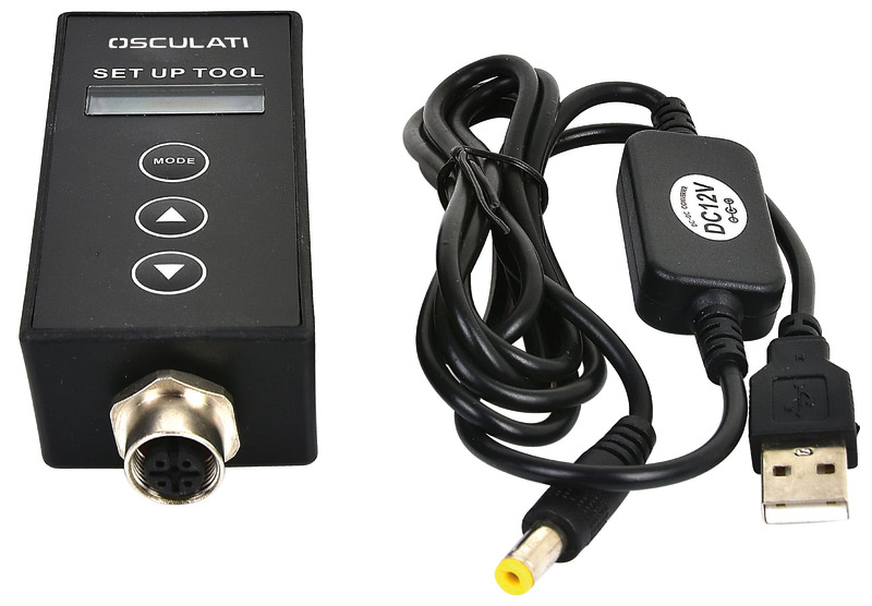 Il programmatore può configurare i sensori di livello NMEA 2000 tipo 27.165.xx e similari, cambiandone la destinazione di utilizzo.Tramite il programmatore si può:1) Impostare il sensore come: Carburante; acque chiare; acque grigie; acque nere.2) Assegnare il numero di serbatoio (1,2,3 etc.).3) Attribuire la capacità in litri o volume del serbatoio.Integrando il programmatore nella rete NMEA2000 dell’imbarcazione, La configurazione può avvenire senza dover agire direttamente sul sensore di livello.Per integrare il programmatore nella rete NMEA2000, bisogna utilizzare un cavo Micro-C NMEA2000, il collegamento richiede uno slot libero nella rete NMEA2000.