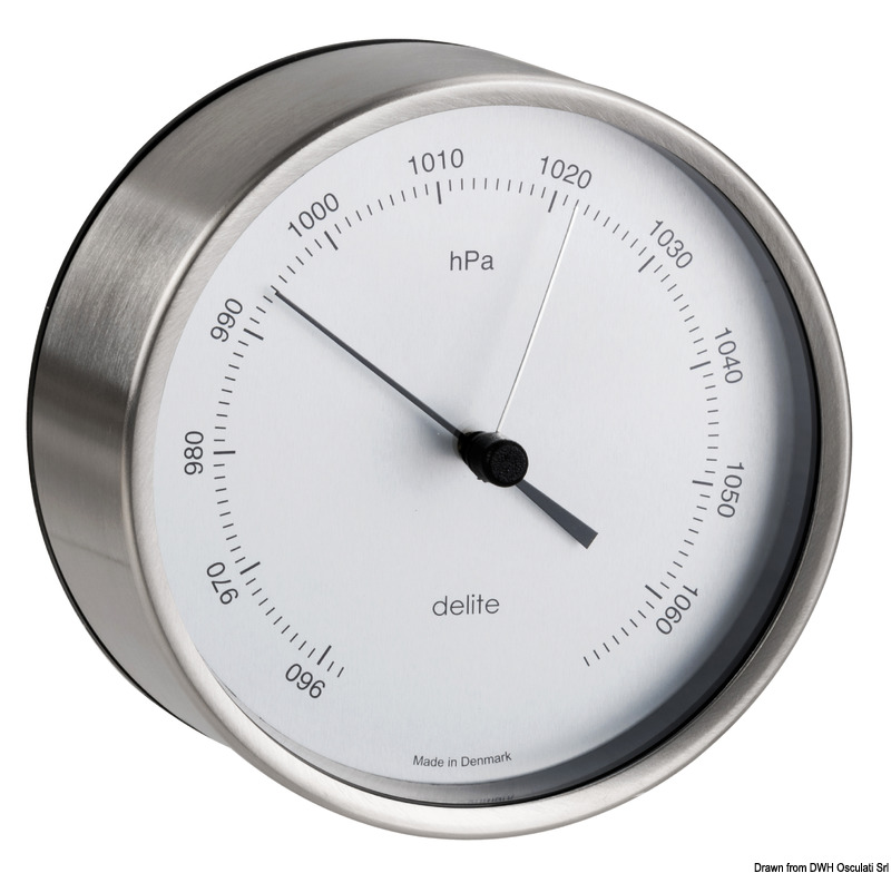 Carcassa realizzata in acciaio inox satinato.Sistema di fissaggio a parete incluso.