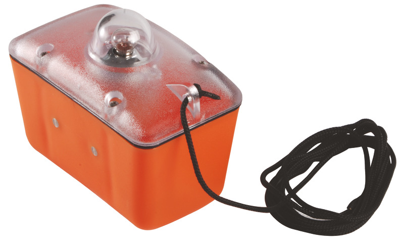 Si attiva automaticamente a contatto dell’acqua. Fuori dall’acqua non si accende se bagnata dalla pioggia e in qualsiasi posizione venga conservata. Regolamentare per diporto (D.M. 385/99). Fornita senza batterie.