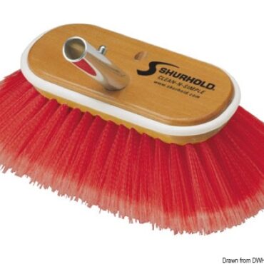 Struttura in legno marino verniciato ai poliuretani, bordo antiurto, “fibre premium”, attacco angolato a scatto in alluminio. Disponibili in 2 diverse dimensioni.