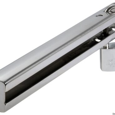 Blocca i galletti ed è completo di lucchetto marino con corpo ottone cromato, arco inox, molle inox e sistema autodrenante dell'acqua.