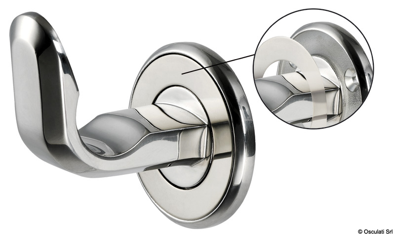 In acciaio inox AISI 316 lucidato a specchio. Le viti vengono mascherate da una ghiera, sempre inox AISI 316 lucido, autoadesiva.