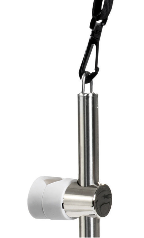 Tramite questo kit si può fissare la tavola o la passerella fuori bordo.Si fissa al corrimano grazie a dei morsetti regolabili a 360°. Il sistema di attacchi rotanti consente a ciascun braccio di essere ruotato quando non in uso o di essere ruotato con un angolo più stretto per adattarsi meglio al SUP o a passerelle più strette.Ogni braccio dispone di una protezioni in PVC schiumato ad alta intensità, che protegge il SUP o la passerella dalle abrasioni e cinghie regolabili e facilmente removibili. Versione Standard: si adatta a tubi di diametro variabile da 22 a 30 mm con accessori per fissaggio in plastica.Versione Delux: si adatta a tubi di diametro variabile da 20 a 28 mm con accessori per fissaggio in acciaio inox AISI 316 e manopole per sgancio rapido.