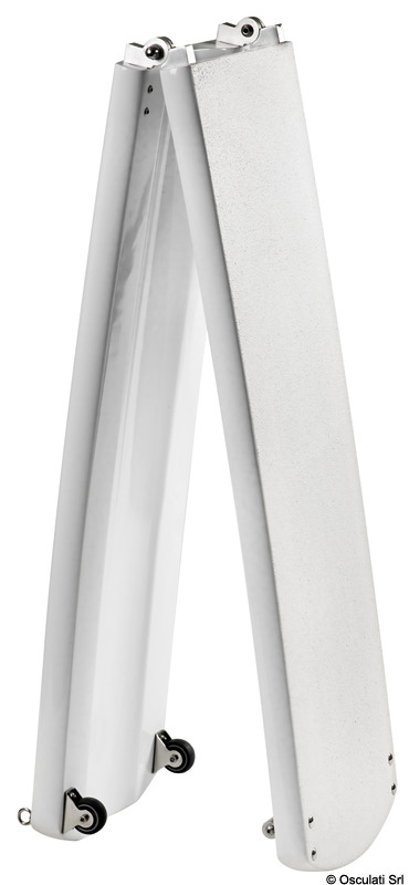 Struttura realizzata in carbonio a più strati e con profili d'alluminio di supporto. Cerniere in alluminio anodizzato.Ruote con carcassa inox, con anelli che permettono il sollevamento della passerella. Provvista di doppio perno pivotante.Si può montare con un solo perno e la passerella può brandeggiare, oppure con due perni che consentono il solo movimento verticale (entrambi i perni sono inclusi).Disponibile in diverse configurazioni di piano di calpestio:superficie anti-scivolo bianca, EVA marrone ed EVA grigio.
