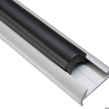 Con inserti in PVC flessibile in vari colori e terminabili da abbinare. Venduti in barre da 6 o 3 m.Ordine minimo 24 m per misura.