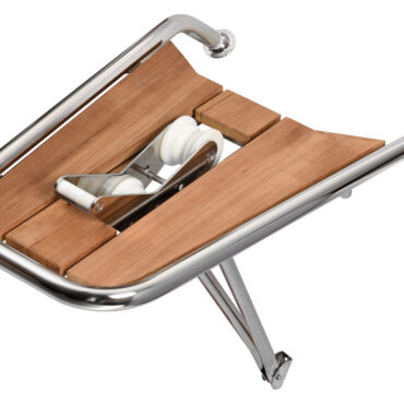 In acciaio inox AISI 316 lucidato a specchio con grigliato in vero teak. Puntone di sostegno regolabile.