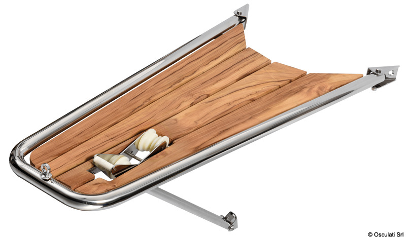 In acciaio inox AISI 316 lucidato a specchio con grigliato in vero teak. Puntone di sostegno regolabile.