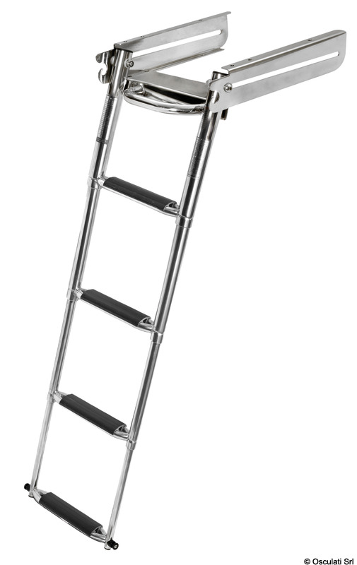 Maniglia di risalta integrata e sistema di blocco antivibrazione. In acciaio inox AISI316, con gradini larghi 57 mm per un maggior comfort. Interasse tubi 305 mm.