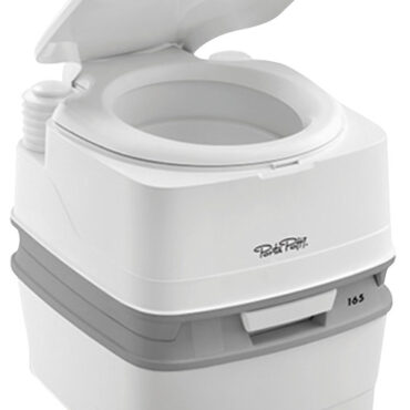 Toilette portatile che non necessita di essere connessa ad un impianto, caratterizzata da un design rivoluzionario, elevata qualità dei componenti e funzionalità.La toilette è formata da 2 sezioni: la superiore con l'acqua pulita per lo scarico e quella inferiore con il serbatoio di raccolta.Colore bianco e grigio.