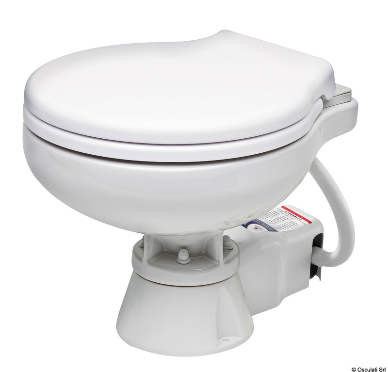 Provvisto di speciale pompa autoaspirante silenziosa che abbatte dell'80% il rumore tipico dei WC elettrici.Motore a magneti permanenti, maceratore incorporato.Tubo entrata 19 mm (3/4"), uscita 25/38 mm (1" - 1" 1/2). Pannello di comando incluso.Tazza in ceramica bianca, tavoletta in tecnopolimero Soft Close.Raccordo di scarico orientabile a 360°.