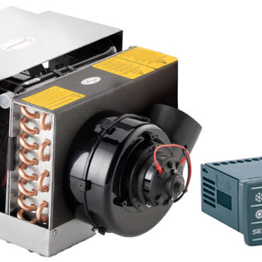 AirJet 12/24V DC è ideale per la climatizzazione di natanti ed imbarcazioni da diporto sprovviste di gruppo elettrogeno.Alimentato direttamente in corrente continua dalle batterie presenti a bordo consente di beneficiare della climatizzazione senza ricorrere a rumorosi gruppi elettrogeni oppure di collegamento ad uninverter.Dal design compatto ed elegante AirJet si distingue per l’elevata versatilità che rende possibile l’installazione con estrema facilità e senza sacrificare volumi elevati.E' ideale per raffreddare singole cabine.Quando la barca è ormeggiata in porto è comunque possibile, mediante l'apposito Kit (optional), effettuare il collegamento alla banchina e fruire dall'alimentazione 220V risparmiando le batterie a bordo.Pompa mare e pannello di controllo inclusi.* Kit distribuzione aria e ricircolo acqua mare OPTIONAL da ordinare separatamente cod. 50.268.00 / 50.267.99