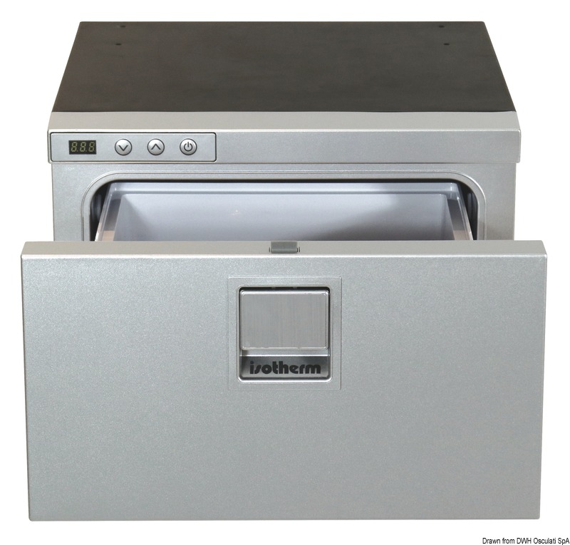 Dotato di guide in acciaio inox e porta in acciaio inox verniciata nera o in colore silver. Esternamente presenta linea Elegance. Interfaccia digitale user friendly esterna.Compressore Secop BD 12/24V 1,4F, silenzioso, ad alta efficienza.Sistema "Easy fix".
