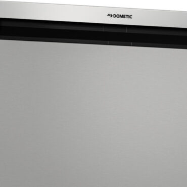 Design innovativo e alta efficienza energetica, con soluzione di raffreddamento 3-in-1: solo frigo, solo freezer o entrambi.La cella freezer può essere estratta con facilità per fare spazio a un frigorifero più grande. - Pannello di comando touch interno con barra a LED;- Installazione porta reversibile;- Maniglia larga completamente integrata per un facile accesso;- Chiusura intelligente per creare uno spazio e consentire l'aerazione;- Compressore leggero, compatto e a risparmio energetico con 3 modalità (Eco/Boost/Silent);- Compressore remotizzabile per la versione da 35 litri per ridurre al minimo la profondità;- Le cornici sono regolabili per installazione standard o ad incasso (vendute separatamente 50.907.XX / 50.908.XX).