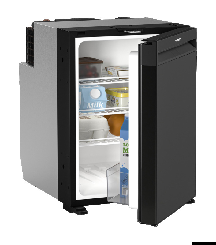 Frigoriferi con pannello nero scuro. Equipaggiati con 3 comodi ripiani e un balconcino per bottiglie o lattine. Scomparto freezer ordinabile separatamente come accessorio. - Pannello di comando touch interno con barra a LED;- Installazione porta reversibile;- Maniglia larga completamente integrata per un facile accesso;- Compressore leggero, compatto e a risparmio energetico con 3 modalità (Eco/Boost/Silent);- Compressore remotizzabile per la versione da 35 litri per ridurre al minimo la profondità;- Le cornici sono regolabili per installazione standard o ad incasso (vendute separatamente 50.907.XX / 50.908.XX).