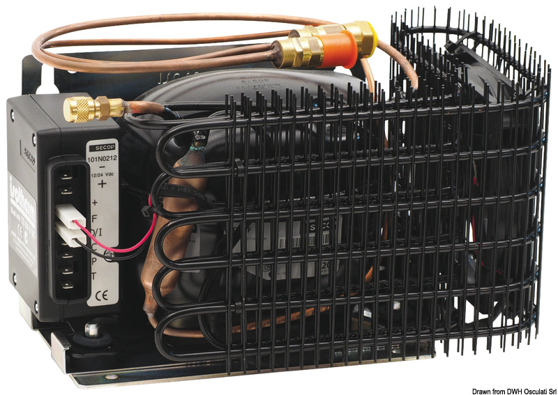 Kit completo di pannello, evaporatore scatolato e ventilato e compressore. La combinazione del compressore ITC + evaporatore ventilato garantisce un risparmio energetico dal 25/30%.Il sistema elettronico ITC permette la partenza Soft Start del compressore e gestisce le importanti funzioni Fast Cooling e Over Cooling:quando ITC (con motore barca in moto) rileva un surplus di corrente, fa lavorare al massimo il compressore per accumulare più freddo in meno tempo. Quando viceversa il motore della barca è spento, fa lavorare il compressore al minimo necessario per garantire la temperatura impostata.Pannello digitale per controllo temperatura.Protezione batterie con 3 diversi livelli selezionabili.Compressore NIDEC (Secop) 12/24 V con raffreddamento ad aria.Sistema di fissaggio compressore Click-On.