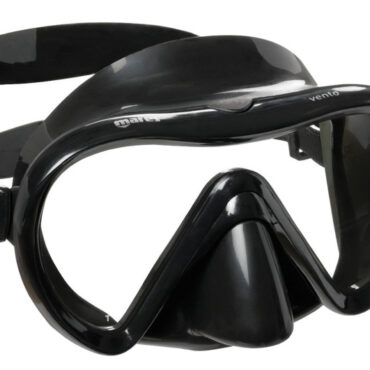 Maschera con corpo in silicone, che consente un’ottima adattabilità al viso, e di lenti in vetro temperato, è idonea alla pratica subacquea. Disponibile per adulti e bambini.Ampio campo visivo: Questa maschera offre un'ampia visone perifericaFibbie EZ Adjust: Un sistema di fibbie che permette una regolazione facile e veloce della maschera. Maschera:- facciale in siliter- fibbie a regolazione facile sul facciale- ampio angolo di visuale Snorkel:- struttura curva, ergonomica- reggi snorkel integrato- valvola di scarico- boccaglio in siliter