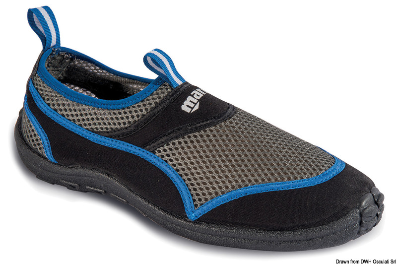 Scarpetta adatta per le attività che prevedono il contatto con fondali accidentati e scogli.Suola in TRP, tomaia Micro-mesh e neoprene e foderato, sono confortevoli e adatte a tutte le attività marine.Colori assortiti blu/nero/grigio.