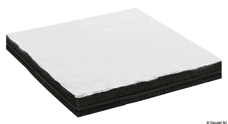 1) Tessuto fibra di vetro bianca;2) Poliuretano 30 kg/m3, spessore 15 mm;3) Massa EPDM, spessore 2 mm ( 4 kg/m2);4) Poliuretano 30 kg/m3, spessore 10 mm;5) Adesivo.Testati secondo la ISO 4589-3 determinando l'indice di ossigeno con prova a temperatura elevata.Certificati da R.I.Na. per l'isolamento acustico di locali apparato motori di unità da diporto fino a 24 m.