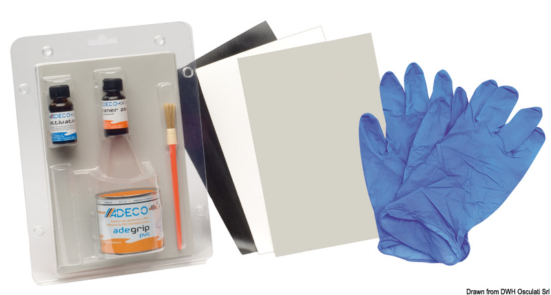- Versione per gommoni in neoprene: kit composto da ml 125 di collante con catalizzatore + 2 fogli di tessuto neoprenico cm 14,5x21,5 + pennello + carta abrasiva + istruzioni.- Versione per gommoni in pvc: kit composto da ml 125 di collante + detergente speciale per PVC + 2 fogli di tessuto da cm 14,5x21,5 + pennello + attivatore - istruzioni.