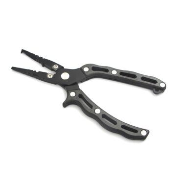 Pinze da pesca AKAMI CS-706 indicata per l'utilizzo in acqua dolce, pinze in acciaio inox, con rigidità e durata superiori. Morsi multifunzionali per aprire anelli divisi e crimpare. Cutter in carburo di tungsteno, per un facile taglio della treccia. Impermeabili alla ruggine, nuovo materiale di presa con stile di serraggio, per una presa leggera e portatile. Trattamento di rivestimento resistente alla corrosione.