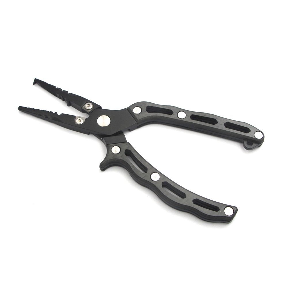 Pinze da pesca AKAMI CS-706 indicata per l'utilizzo in acqua dolce, pinze in acciaio inox, con rigidità e durata superiori. Morsi multifunzionali per aprire anelli divisi e crimpare. Cutter in carburo di tungsteno, per un facile taglio della treccia. Impermeabili alla ruggine, nuovo materiale di presa con stile di serraggio, per una presa leggera e portatile. Trattamento di rivestimento resistente alla corrosione.