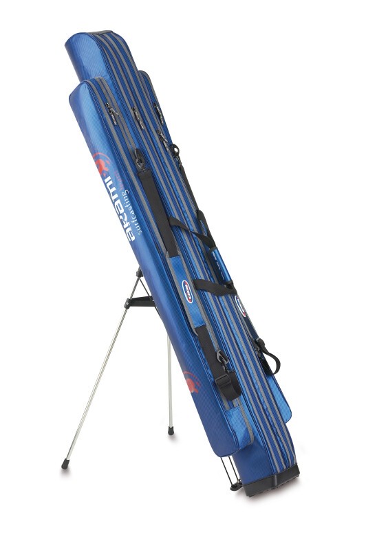 Il fodero portacanne rigido con treppiede rinforzato della famiglia AKami Fishing è l’ideale per il trasporto di 2 canne da surfcasting in tutta sicurezza. La struttura interna è costituita da un’anima in plastica posta all’interno della fodera in PVC, mentre le cerniere extra YKK Giappone garantiscono massima resistenza e durata nel tempo. Inoltre, il fodero dispone di comode tasche esterne con cerniera per riporre gli accessori necessari per la pesca. Le tracolle imbottite regolabili garantiscono un trasporto confortevole e adattabile alle proprie esigenze. Grazie alla sua robusta struttura, questo fodero offre una protezione efficace alle canne da pesca durante il trasporto, riducendo il rischio di danni causati da urti o cadute.