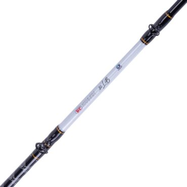 Akami Kanmon studiata per la pesca a traina, ideale per i pescatori esigenti. Una canna da trolling progettata con una conformazione robusta e resistente. Design elegante, assemblato con fusto in carbonio ad alto modulo, placca porta mulinello in alluminio forgiato e guide Sea Guide®. Presa comoda e resistente, realizzata in morbida eva. Fusto High Modulus Carbon Puntale ed anelli Sea Guide® Placca in alluminio forgiato Impugnatura in Eva Custodia in dotazione.Fusto High Modulus Carbon Puntale ed anelli Sea Guide®Placca in alluminio forgiatoImpugnatura in EvaCustodia in dotazione