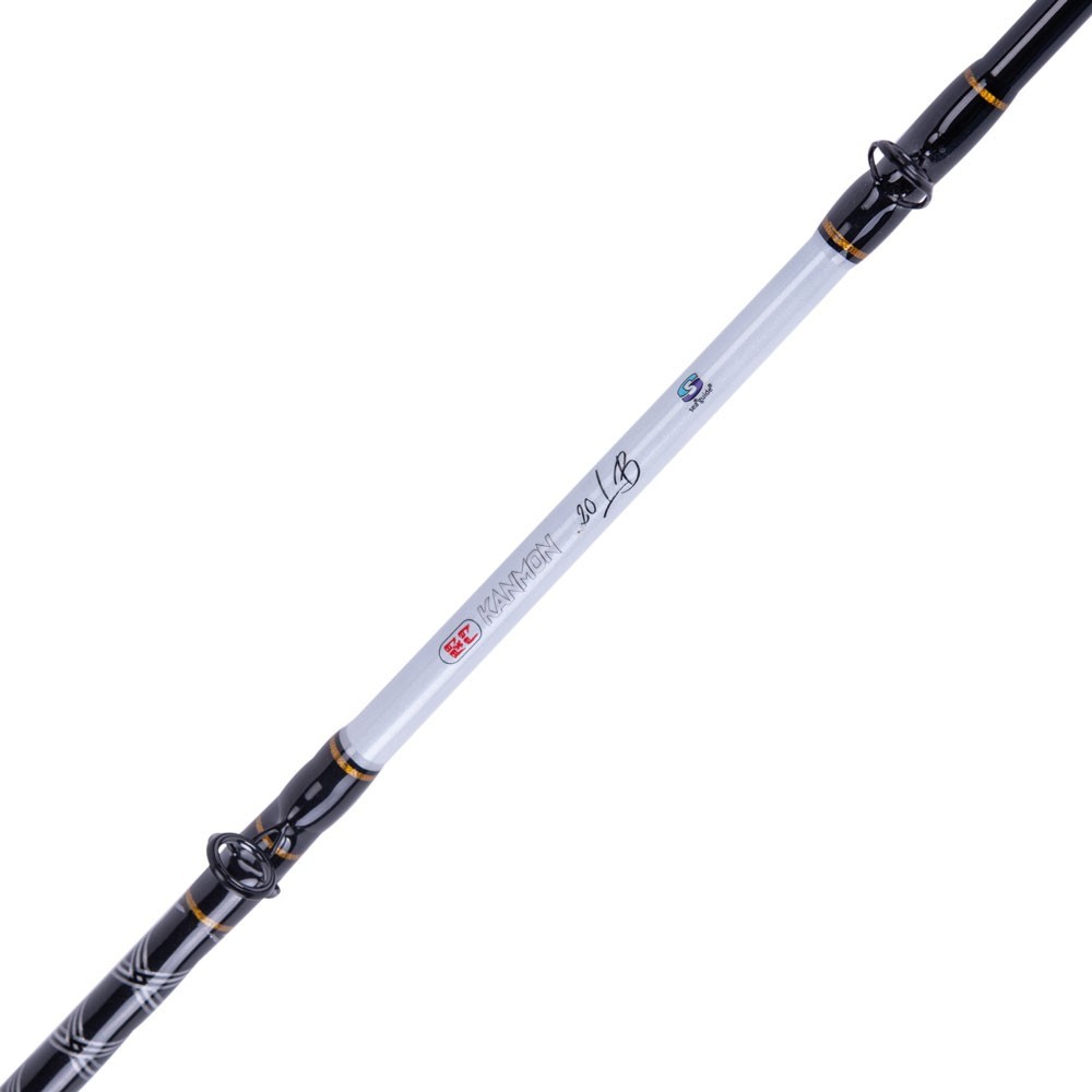 Akami Kanmon studiata per la pesca a traina, ideale per i pescatori esigenti. Una canna da trolling progettata con una conformazione robusta e resistente. Design elegante, assemblato con fusto in carbonio ad alto modulo, placca porta mulinello in alluminio forgiato e guide Sea Guide®. Presa comoda e resistente, realizzata in morbida eva. Fusto High Modulus Carbon Puntale ed anelli Sea Guide® Placca in alluminio forgiato Impugnatura in Eva Custodia in dotazione.Fusto High Modulus Carbon Puntale ed anelli Sea Guide®Placca in alluminio forgiatoImpugnatura in EvaCustodia in dotazione