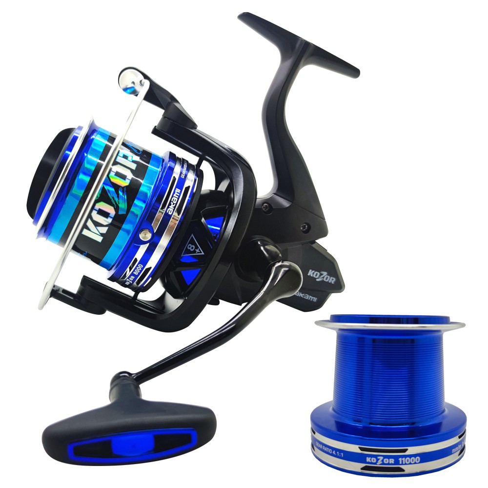 Mulinello Akami Kozor progettato per la pesca a surfcasting dotato del nuovo sistema di oscillazione super lenta “SUPER SLOW OSCILLATION SYSTEM” con il quale si ottiene un avvolgimento perfetto in parallelo. Sistema di bilanciamento nel rotore centrale dell’albero che evita le vibrazioni nella raccolta. Sistema anti-groviglio sul rotore e micro-freno ad alta precisione da 18 kg di potenza. Cuscinetti Giapponesi e due bobine coniche in alluminio anodizzato, ideali per raggiungere lunghe distanze con il minimo sforzo. Sistema di raccolta medio (90cm per giro). Manovella in alluminio ad attrito a vite con cuscinetto extra sulla manopola.