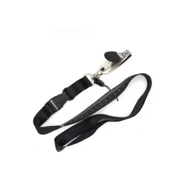 Tagliafilo completo di nastro con un righello per la misurazione del pesce. Costruzione in acciaio inox con una lama affilatissima. La barra “più grande” per il pollice rende l’uso facile, anche con i guanti. Dotato di un estrattore di filo e un coltello da taglio da 62 mm. Nastro con una fibbia di plastica extra e un gancio a moschettone per un facile e rapido collegamento ad altri strumenti, come le forbici, ecc. Nastro largo 20mm, per un comodo appoggio intorno al collo o facile attacco su borse. Lunghezza di misurazione del righello per pesci: 90cm.