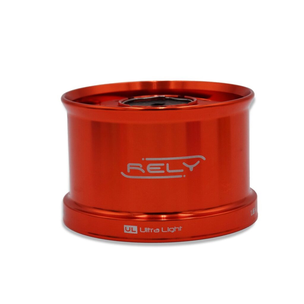 La Akami Rely UL 1.6 è una bobina Ultra Light in alluminio anodizzato 6085 da soli 71 g, progettata per migliorare le distanze di lancio e la fluidità del mulinello. Il design aerodinamico riduce l’attrito del filo, mentre il freno multidisco in carbonio garantisce controllo e affidabilità. Compatibile con mulinelli Akami Surf.