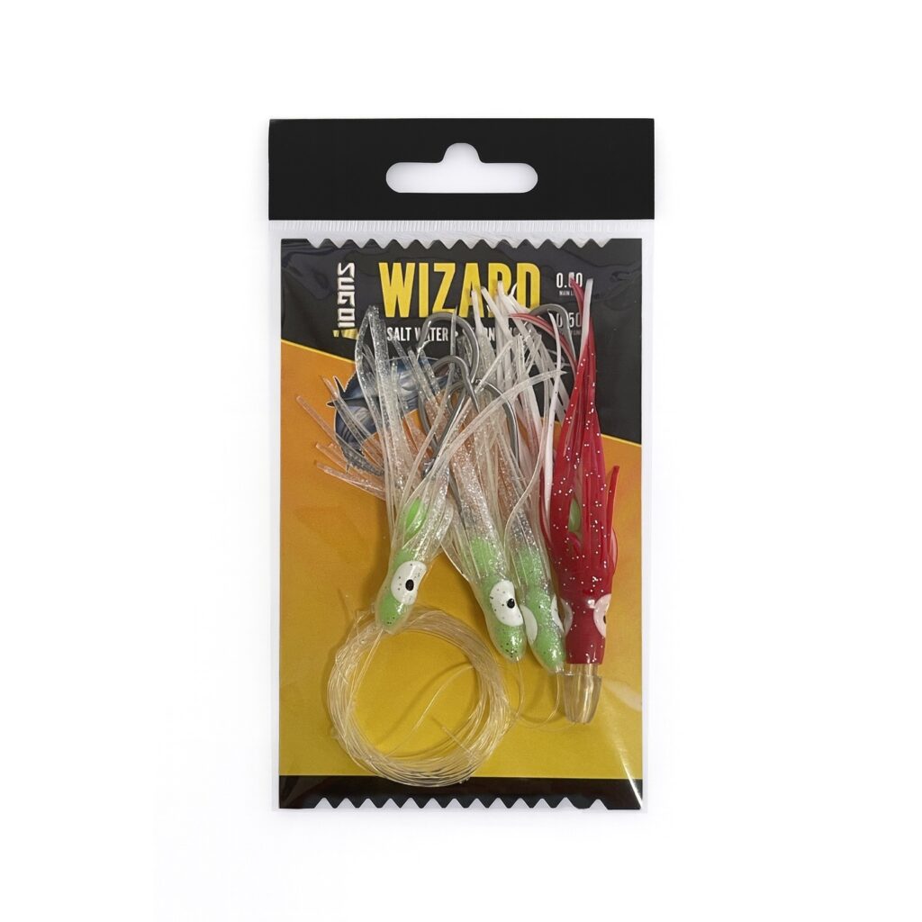 La Sugoi Wizard è una montatura da traina artigianale progettata per tonnetti, palamite, alletterati, lampughe e lecce stella. Realizzata con octopus da 9 cm e testina jet da 11 cm, è montata su ami inox gambo lungo, con madrelenza 0.60 e braccioli 0.50. Perfetta per traina di superficie a 3.5–6.5 nodi, garantisce catture continue attorno a mangianze, con efficacia testata in mare da pescatori esperti.