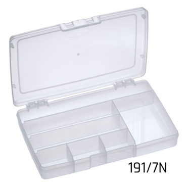 Scatola Porta Minuterie 191/7N in plastica da pesca con misure interne 245 x 165 x 40 mm / 9.64 x 6.48 x 1.57 inch. Colore trasparente. Questa scatola porta minuterie è disponibile in diverse configurazioni: vuota, con 4, 6, 7 o 12 scomparti interni. Materiale: polipropilene.