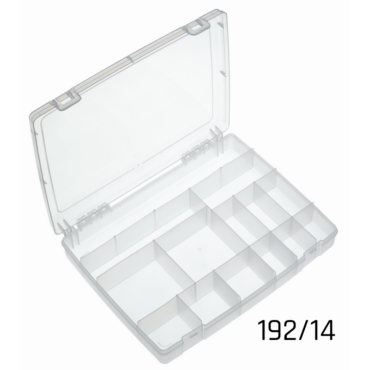 Scatola Porta Minuterie 192 in plastica da pesca con misure interne 318 x 240 x 46 mm / 12.52 x 9.45 x 1.81 inch. Colore trasparente. Questa scatola porta minuterie è disponibile in diverse configurazioni: vuota, con 14 o 21 scomparti interni o con 8 contenitori colorati mobili. Materiale: polipropilene.