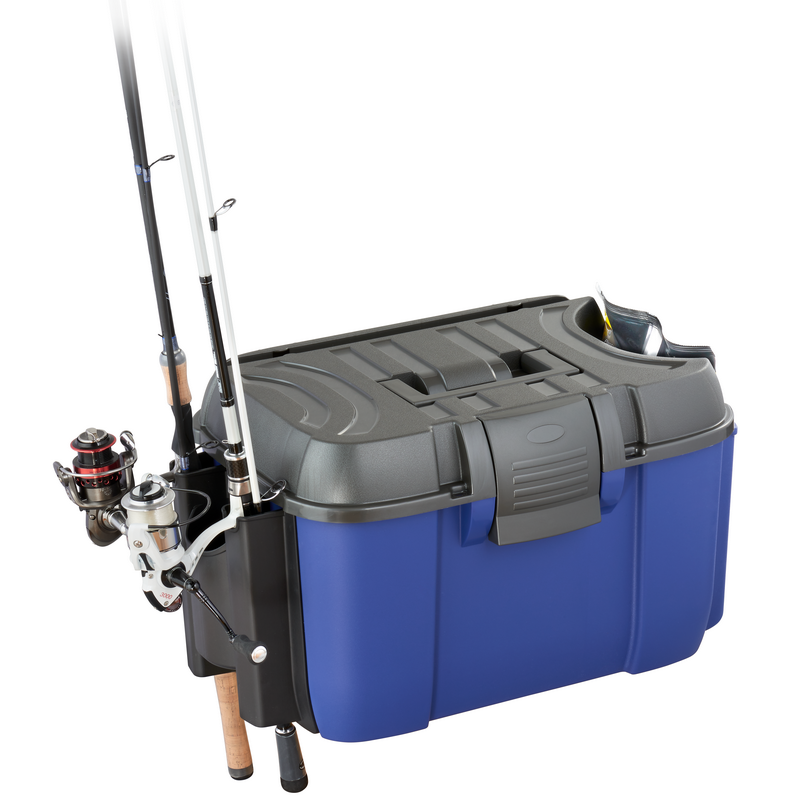 Valigetta 169ROD in plastica da pesca con misure interne 525 x 340 x H 300 mm / 20.67 x 13.39 x H 11.81 inch. Colore del fondo blu e coperchio e accessori grigi. Questa valigetta da pesca è dotata di un pratico sistema porta canne e tasca laterale per pastura con divisori mobili e vassoio estraibile. Materiale: polipropilene. Impreziosita dal coperchio rinforzato con capacità 120 kg vi è ampio spazio interno per organizzare la propria attrezzatura da pesca. È possibile personalizzarla esternamente con serigrafia ed etichette personalizzate.