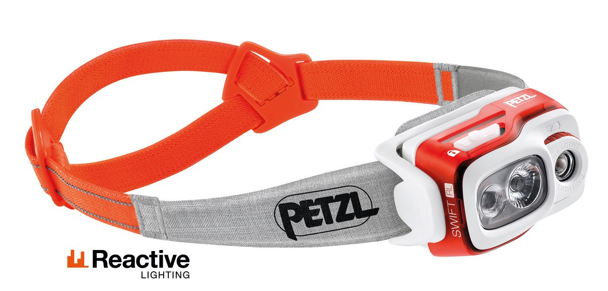 Lampada frontale compatta, molto potente e ricaricabile, con una potenza di 900 lumen per soli 100 g, SWIFT® RL è la più potente delle lampade compatte Petzl. Dotata della tecnologia REACTIVE LIGHTING®, un sensore valuta la luminosità ambientale e adatta automaticamente la potenza d’illuminazione alle esigenze dell’utilizzatore. La fascia elastica è riflettente per essere visti di notte. È realizzata in due parti per garantire un’eccellente stabilità nelle attività dinamiche e impegnative come alpinismo, trail o sci. Intuitiva, SWIFT® RL è dotata di un singolo pulsante che consente di accedere facilmente a tutte le funzioni della lampada. Ricaricabile, dispone di un indicatore di potenza a cinque livelli che consente di consultare con precisione il livello della batteria.